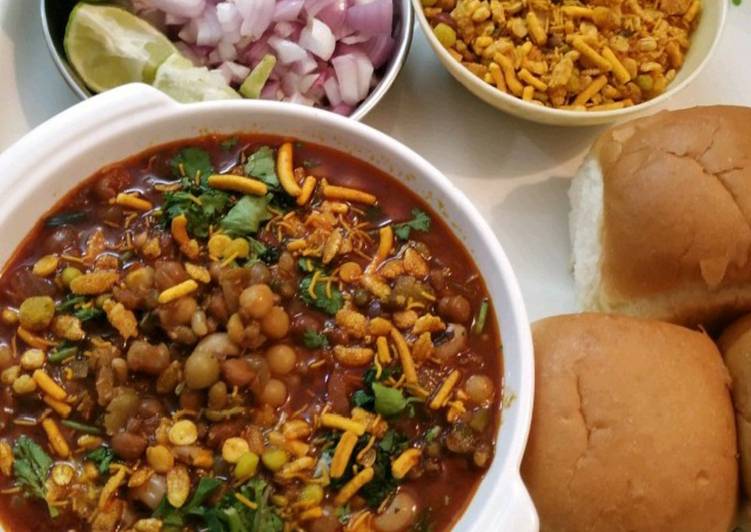 Recipe of Any-night-of-the-week Kolhapuri Misal Pav