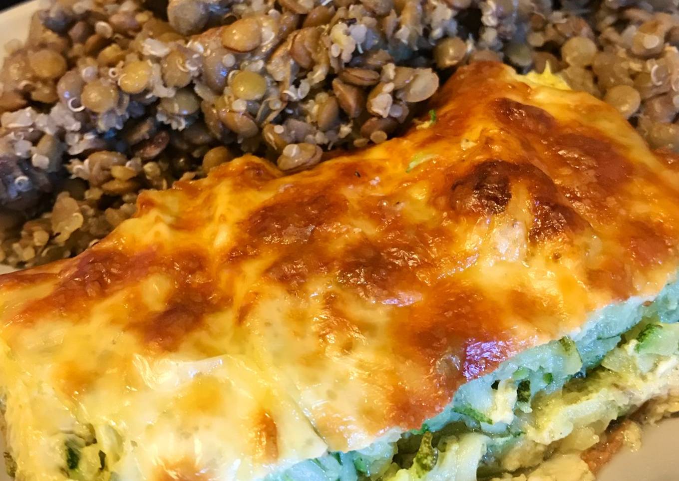 Pastel de zucchini con guarnición de lentejas y quinoa