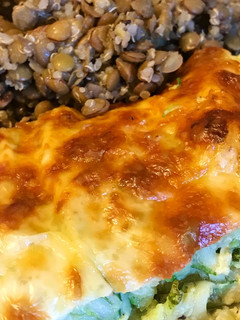 Una foto de Pastel de zucchini con guarnición de lentejas y quinoa