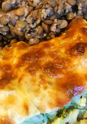 Una foto de Pastel de zucchini con guarnición de lentejas y quinoa