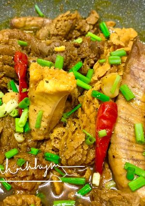 Hình của món Trứng Cá Ngừ Kho Tiêu.