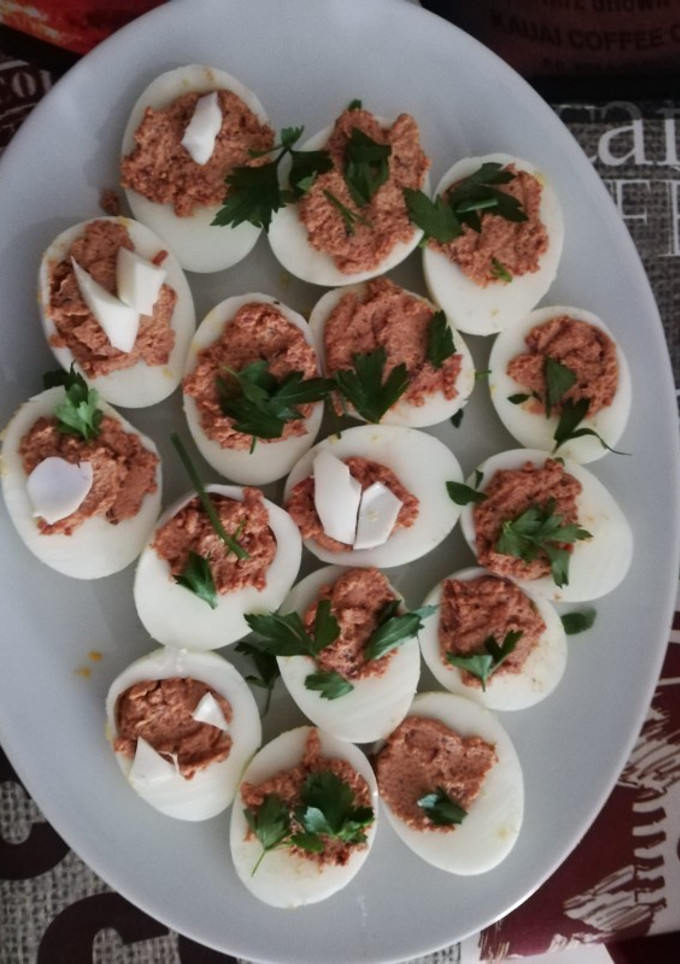 Una foto de Huevos rellenos con remolacha