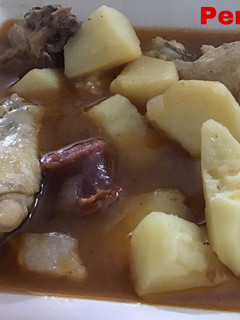 Una foto de Guiso de pollo con picada, ibéricos y vino dorado