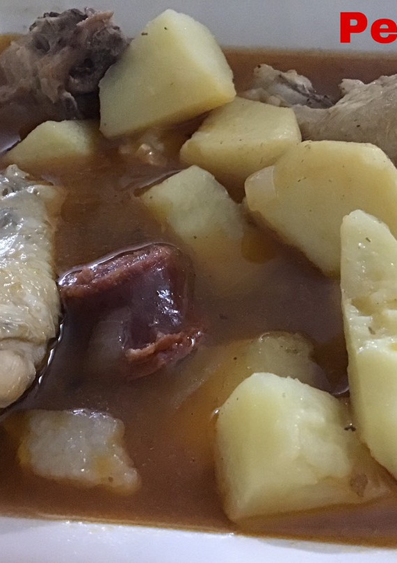 Una foto de Guiso de pollo con picada, ibéricos y vino dorado
