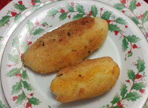 Una foto de Caramiñolas de yuca rellenas con carne molida y queso duro