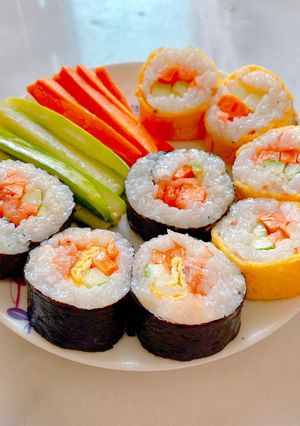 Hình của món Cơm cuộn cá hồi.