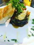 Merluza a la plancha con timbal de verduras salteadas