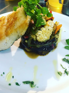 Una foto de Merluza a la plancha con timbal de verduras salteadas