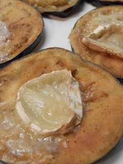 Una foto de Berenjenas fritas con queso de cabra