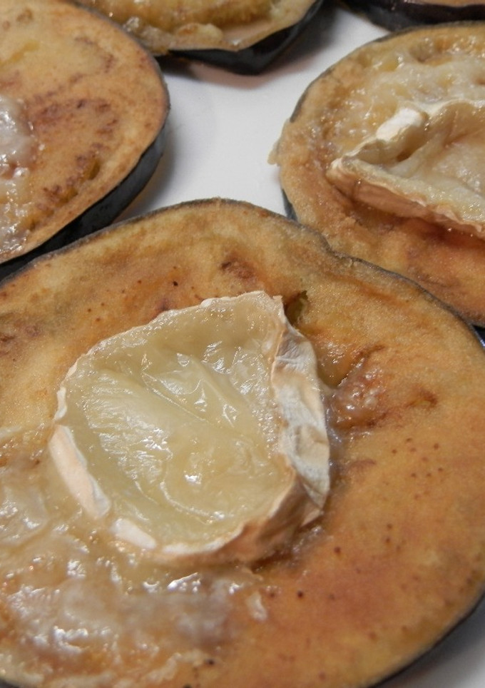 Una foto de Berenjenas fritas con queso de cabra