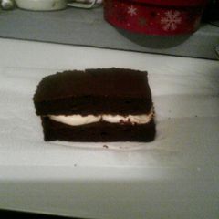 A picture of Suzy Q Cakes with Cream Filling.