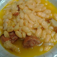 A picture of Great Northern Beans.