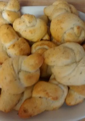 A picture of TL's Garlic Knots.