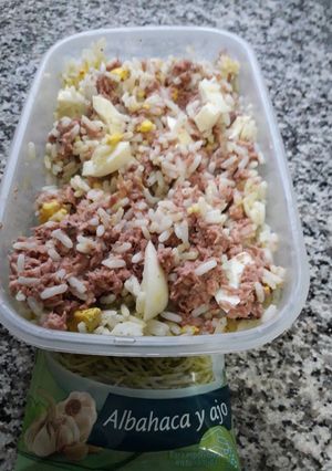 Una foto de Ensalada de atún, arroz y huevo