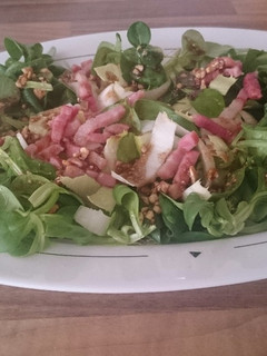Una foto de Ensalada de canónigos con kikos