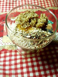 Una foto de Quinoa, avena, miel y semillas ¡Desayuno saludable! 🌸