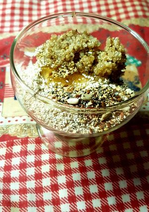 Una foto de Quinoa, avena, miel y semillas ¡Desayuno saludable! 🌸