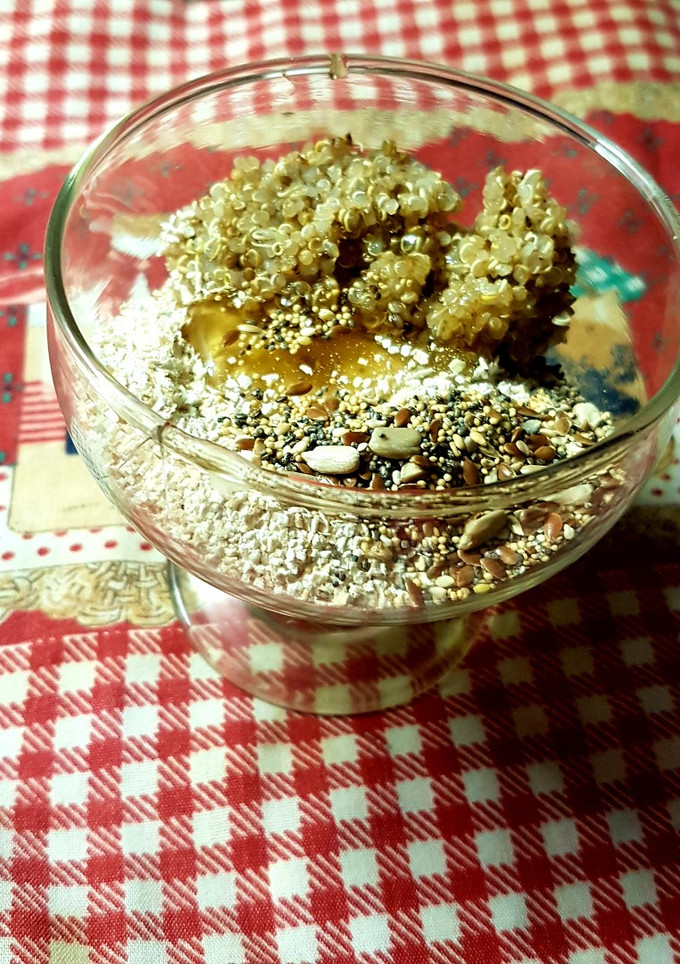 Una foto de Quinoa, avena, miel y semillas ¡Desayuno saludable! 🌸