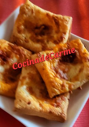 Una foto de Aperitivos de hojaldre con queso y sobrasada