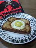 "V for Vendetta" (Torrada com "ovo frito" vegano)