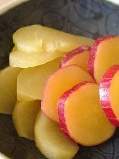 A picture of Easy Snack in a Pot Simmered Sweet Potato and Apple.