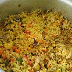 A picture of Arroz con pollo y verduras.