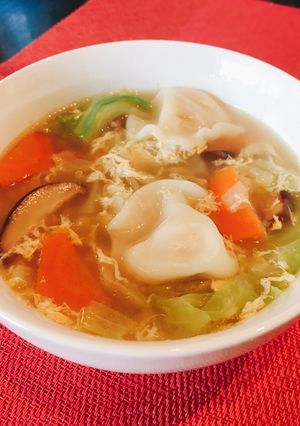 A picture of Chinese Soup with Frozen Dumplings.