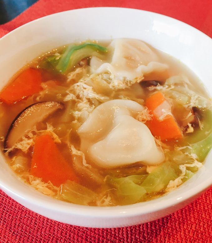 A picture of Chinese Soup with Frozen Dumplings.