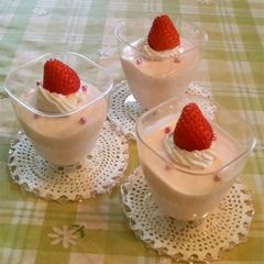 A picture of Fluffy Strawberry Yogurt Mousse.