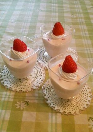 A picture of Fluffy Strawberry Yogurt Mousse.