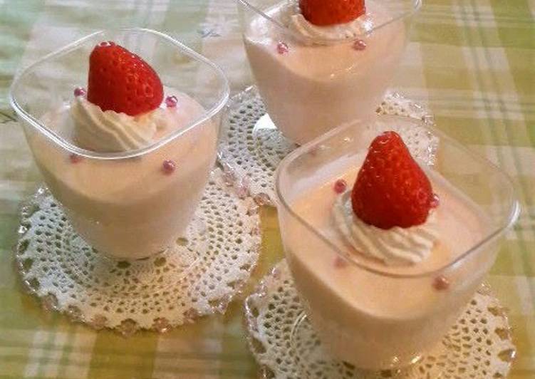 Fluffy Strawberry Yogurt Mousse
