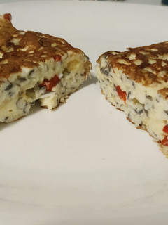 Una foto de Tortilla de gulas, queso y pimientos
