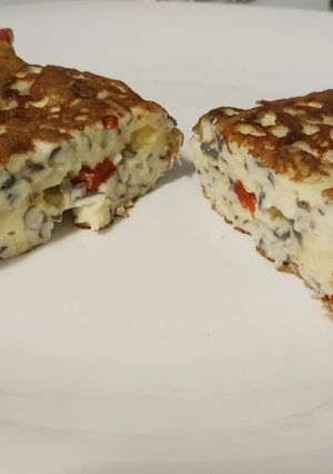 Una foto de Tortilla de gulas, queso y pimientos
