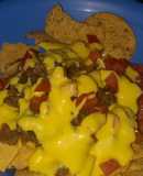 Nachos con chicharrón bañados con queso amarillo (De la Ramos)