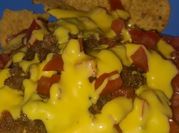 Una foto de nachos con queso amarillo