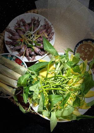Hình của món Mực hấp rau muống cuốn bánh tráng sắn – đơn giản mà ngon "hết sẩy".