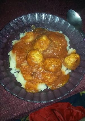 Una foto de Albóndigas de pollo en salsa con puré de papa