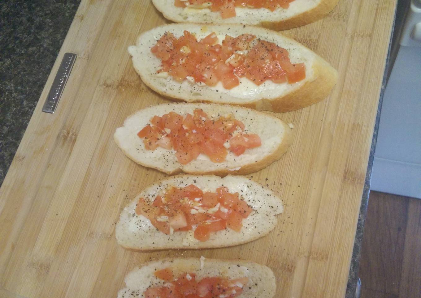 Ordinary tomato and garlic bruschetta