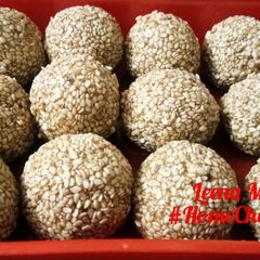 A picture of Til Ladoo.