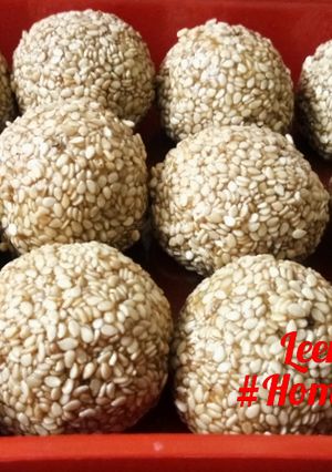 A picture of Til Ladoo.