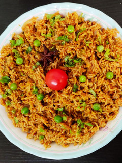 தக்காளி பட்டாணி பிரியாணி (Tomato green peas biryani recipe in tamil) செய்முறை முக்கிய புகைப்படம்
