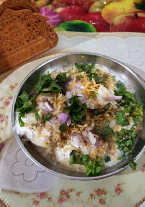 A picture of Dahi bhalla.