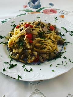 Una foto de Espaguetis con setas champiñones y filete de atún