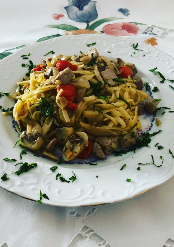 Una foto de Espaguetis con setas champiñones y filete de atún