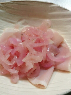 A picture of Peach-Colored Marinated Red Onion.