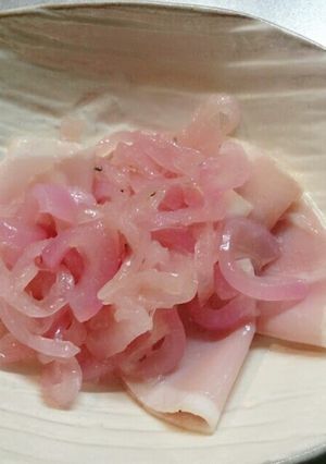 A picture of Peach-Colored Marinated Red Onion.