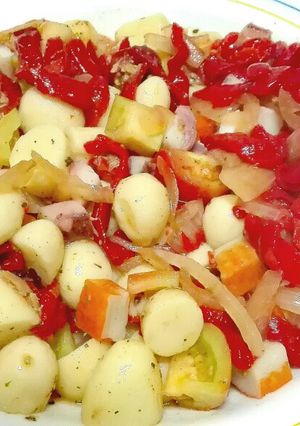 Una foto de Ensalada de pimientos rojos y pulpo