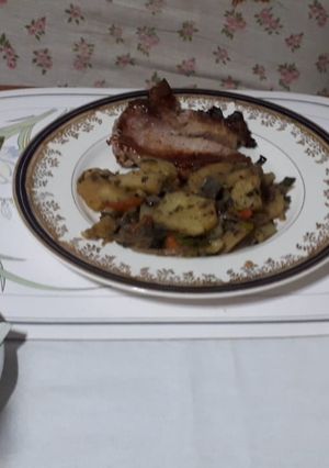 Una foto de Costillitas de cerdo con verduras 🥰😋