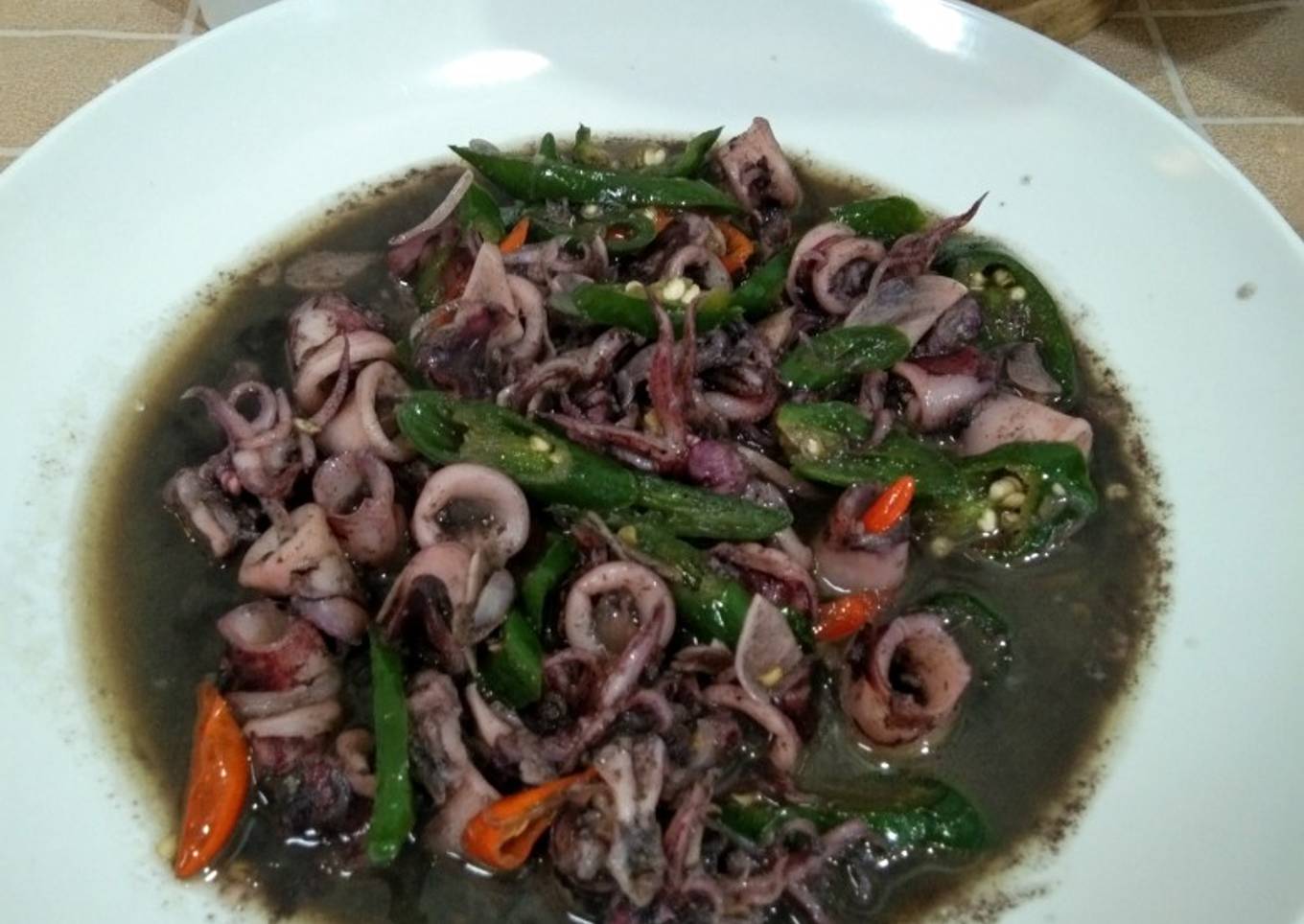 Cumi hitam dengan paprika hijau