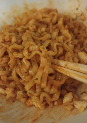 صورة لوصفة أندومي حار على طريقتي للسهرة😎🍜
